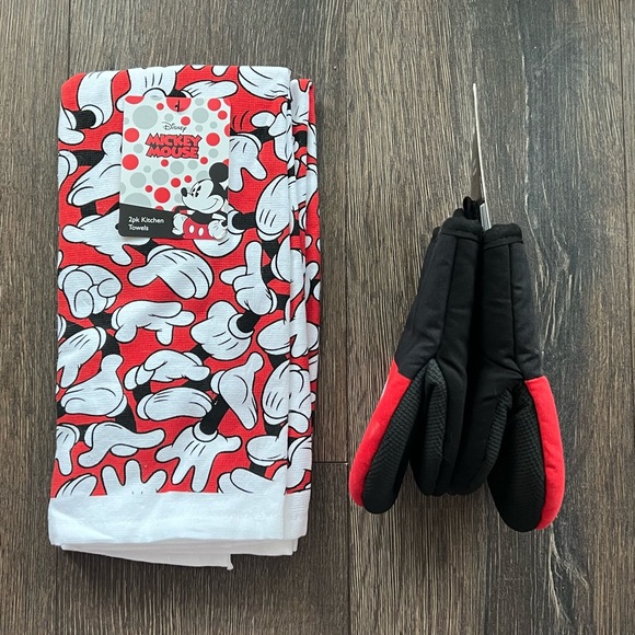 New!! Matching Mickey Mouse Kitchen Set. Two Oven Mitts + Two Kitchen Towels - Picture 2 of 2